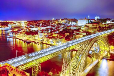 Porto şehrindeki ünlü ve ünlü Antik Dom Luis Köprüsü