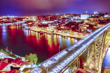 Portekiz 'in Porto şehrinde Dom Luis I Bridge ile Douro Nehri.
