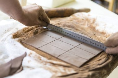 Sersemletici Kavram. Profesyonel Erkek Seramiğin Elleri 'nin Kapanışı