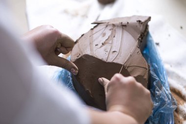 Sersemletici Kavram. Süreç Sırasındaki Profesyonel Seramikçinin Elleri