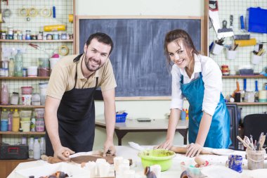 Sersemletici Kavram. İki Mutlu Profesyonel Seramik veya Çamurcu