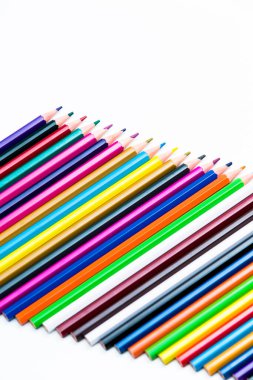 Zanaat fikirleri. Çeşitli Renkli Pastel Boyaların Yakın Çekimi Birlikte Sıraya Yerleştirildi. Beyaz Arkaplan 'a karşı izole. Dikey Resim