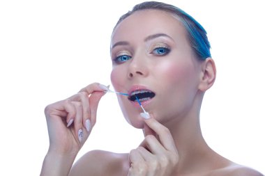 Diş teli ve diş fırçasıyla diş fırçası kullanan beyaz dişli bir kadının güzel görüntüsü. Diş Bakımı Ürünleri 'nin tanıtımı. White 'a karşı. Yatay Yönlendirme