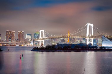 Tokyo Destinations. Tokyo 'daki Odaiba Adası' ndaki Gökkuşağı Köprüsü manzarası ve arka plandaki Gökdelenler Hattı. Yatay Resim