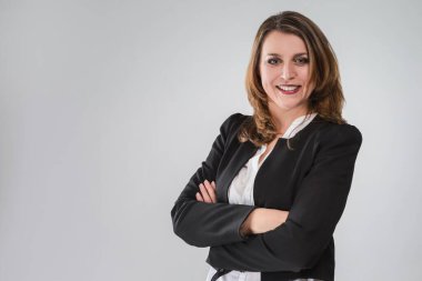 İş kadını kavramları. Gülümseyen Olgun Beyaz İş kadınının portresi Siyah Ceketli Beyaz Arkaplan Karşısında Elleri Katlanmış. yatay resim