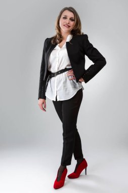 İş kadını kavramları. Beyaz Arkaplan Karşısında Siyah Takım Elbiseli Beyaz Kadın Tam Uzun Portresi. Dikey Görüntü