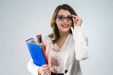 İş Konsepti Kadınları. Beyaz Ceketli, Beyaz Arkaplan Karşısında Renkli Klasörlü Olumlu ve Gülümseyen Kafkas İş Kadını Portresi. yatay Resim Kompozisyonu