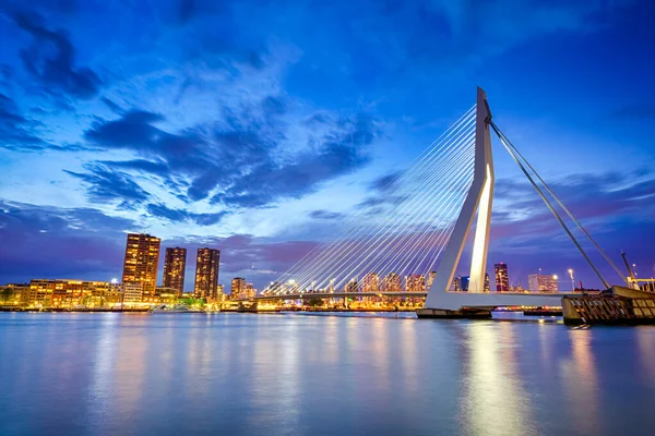 Hollanda Seyahat Varış Yeri. Limanın önündeki Rotterdam 'da ünlü Erasmusbrug (Kuğu Köprüsü) Gece Manzarası. Alacakaranlıkta Yap 'ı çek. Yatay Bileşim