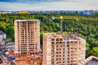 Güneşli Gökyüzüne Karşı Vinçler Yapan Yeni İnşaat Alanı. Yatay Resim Yönlendirmesi