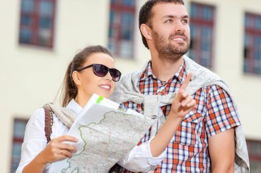 Tatiller ve Seyahat Fikirleri. Kamerayla şehri gezen Kafkasyalı olumlu bir çift. Şehir Haritası ile İstikamet Aranıyor. Yatay Resim Kompozisyonu