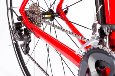 Bisiklet fikirleri. Crankset ve Arka Kaset 'in Yeni Zincirle Yakın Çekimi. White 'a karşı. Yatay Resim