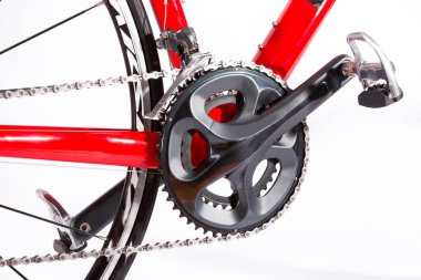 Bisiklet fikirleri. Crankset 'in Yeni Zincirle Yakın Çekimi. White 'a karşı. Yatay Resim Yönlendirmesi