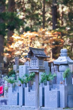 Koyasan, Japonya - 5 Kasım 2019: Koyasan Dağı Koya 'daki Okunoin Mezarlığı' nda 1200 yıllık Japon Shingon Budizm Merkezi ile UNESCO Dünya Mirası Alanı olarak anıtlar