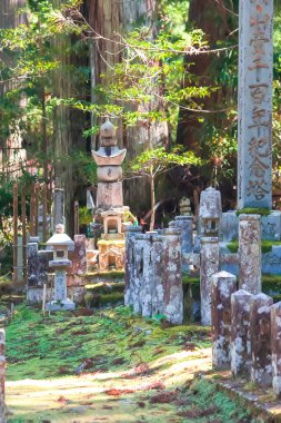 Koyasan, Japonya - 5 Kasım 2019: Koyasan Dağı Koya 'daki Okunoin Mezarlığı' nda 1200 yıllık Japon Shingon Budizm Merkezi ile UNESCO Dünya Mirası Alanı olarak anıtlar