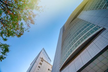 Japon Seyahat Belgeleri. Gündüz vakti Tokyo Metropolitan Gökdelen Binaları. Yatay Resim Yönlendirmesi
