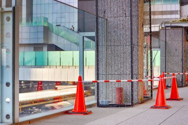 Asya Seyahat Belgeleri. İnşaat sırasında Kısıtlama Konileri Hattı olan Tokyo tren istasyonunun bir parçası. Yatay Çekim