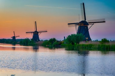 Avrupa Seyahat Belgeleri. Hollanda 'nın Kinderdijk Köyü' ndeki Geleneksel Hollanda Yel Değirmenleri Hattı. Yatay Resim Kompozisyonu