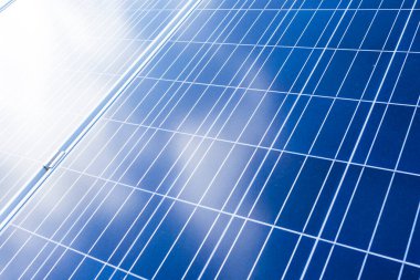 Alternatif Enerji. Bir Bloktaki Güneş Panelleri Dizisi. Yatay Resim Kompozisyonu