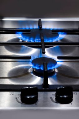 Gaz Kavramları. Yakıt Yakıcı 'nın Ocak Yüzeyinde Ateş Alevleriyle Yakın Çekimi. Dikey Çekim