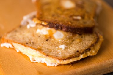 Lezzetli Kızarmış Ekmek ve Kızarmış Yumurta. Ahşap tahta üzerinde. Yatay çekim.