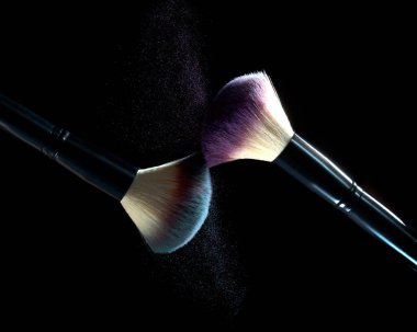 Kozmetik Konseptleri. Siyah Arkaplana Karşı Renkli Göz Patlatan İki Profesyonel Makyaj Fırçası Macro Çekimi. Yatay Resim Yönlendirmesi