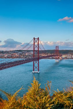 Tagus Nehri 'ni geçmek. 25 Nisan Köprüsü (Ponte 25 de Abril) ile birlikte Lizbon Şehri 'nin İnanılmaz Görüntüsü. Almada Bölgesi 'nden alınmış. Dikey Bileşim