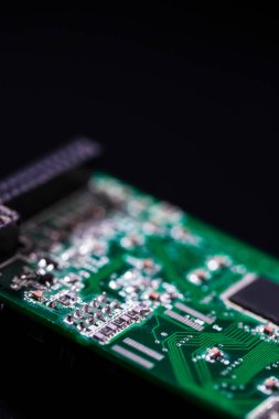Elektronik Endüstri ve Üretim. Yüzeye Bağlı Bileşenlerle Mini Yazdırılmış Devre Tahtaları üretti. Dikey Çekim
