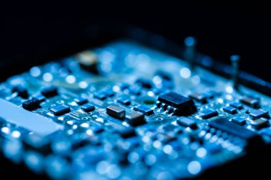 Elektronik Endüstri Konsepti. Düşük Profilli Baskılı Devre Tahtasının Yüzey Bağlı Bileşenleriyle Kapalı Macro Çekimi. Yatay Resim