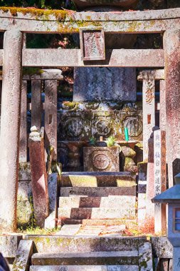 Koyasan, Japonya - 5 Kasım 2019: Koyasan Dağı Koya 'daki Okunoin Mezarlığı' nda 1200 yıllık Japon Shingon Budizm Merkezi ile UNESCO Dünya Mirası Alanı olarak anıtlar
