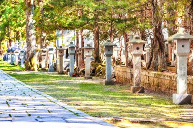 Koyasan, Japonya - 5 Kasım 2019: Koyasan Dağı Koya 'daki Okunoin Mezarlığı' nda 1200 yıllık Japon Shingon Budizm Merkezi ile UNESCO Dünya Mirası Alanı olarak anıtlar