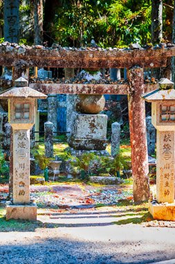 Koyasan, Japonya - 5 Kasım 2019: Koyasan Dağı Koya 'daki Okunoin Mezarlığı' nda 1200 yıllık Japon Shingon Budizm Merkezi ile UNESCO Dünya Mirası Alanı olarak anıtlar