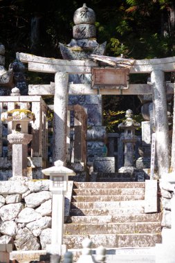 Koyasan, Japonya - 5 Kasım 2019: Koyasan Dağı Koya 'daki Okunoin Mezarlığı' nda 1200 yıllık Japon Shingon Budizm Merkezi ile UNESCO Dünya Mirası Alanı olarak anıtlar