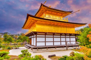 Japonya 'nın Çöküşü. Japonya 'nın Kyoto kentindeki ünlü Altın Pavyon Tapınağı (Kinkaku-Ji) ve Japon Bahçesi' nin Güzel Manzarası.