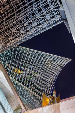 Japonya 'daki Kyoto Merkez Tren İstasyonu' nun bir parçası. Fotoğraf Geceden Çekildi. Dikey Resim