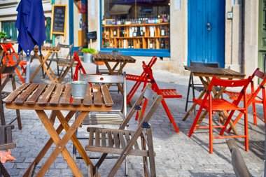 Portekiz 'in Porto şehrinde yaz zamanı geleneksel Açık Hava Kafesi. Yatay Resim