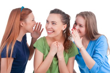 Üç Komik Kafkasyalı Kız Arkadaşları Sırlarını Kulaklarına Fısıldıyor. Beyazlar Arkaplanında İzole Edildi. Yatay resim