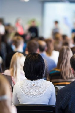 Konferanstaki bir grup insan. Dikey Resim Kompozisyonu