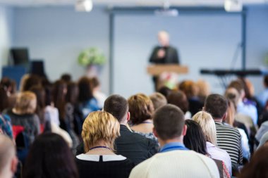 Konferans Konsepti. Konferans sırasında Seyirci önünde Erkek Öğretim Üyesi konuşuyor. Yatay Resim Kompozisyonu