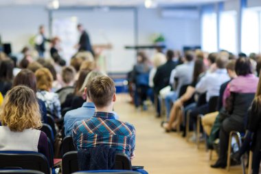 Konferans sırasında Seyirci Önünde İki Erkek Sunucu. Yatay Çekim