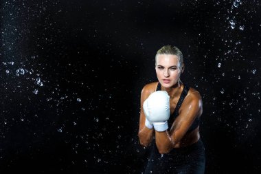 Siyah Arkaplan Karşıtı Aqua Stüdyosunda Beyaz Eldivenli Profesyonel Aktif Kadın Boksör Pozu. Yatay Çekim