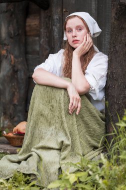 Kırsalda Dinlenen Kırsal Tarzlı Kızıl Saçlı Kızın Portresi. Basit Köy Yaşam Tarzı Örneği. Dikey Resim Kompozisyonu