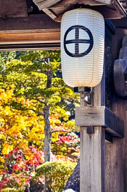 Japonya 'daki Koyasan Dağı' ndaki Geleneksel Budist Manastırı 'nın Önündeki Beyaz Kağıt Fener. Dikey Görüntü