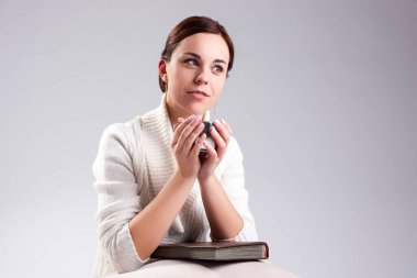 Okuma etkinliği sırasında Kafkasyalı Şehvetli Rüyalı Kız elinde bir bardak içkiyle poz veriyor. Yatay Resim