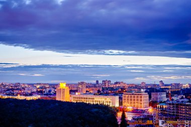 Geceleyin Minsk City 'de inşaat alanı ve Alacakaranlık Çerçevesi' ndeki vinçlerle. Yatay Resim Kompozisyonu