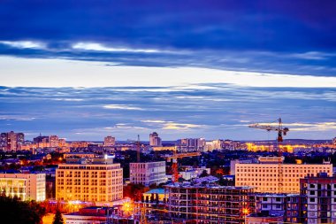 Geceleyin Minsk City Panoraması 'nda Şafak' ta Yapı Alanı ve Yapı Turnaları.
