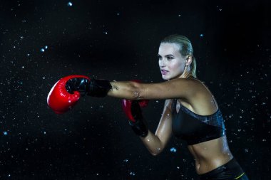 Siyah Arkaplan Karşısında Kırmızı Eldivenli Aktif Kadın Boksör. Yatay Resim