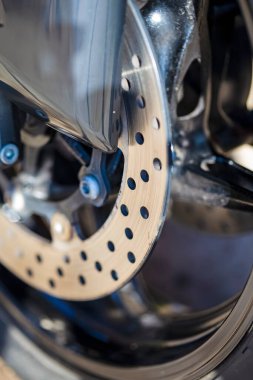 Modern Motosiklet Ön Fren Disklerine yakın çekim. Dikey Resim