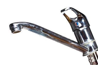 Mutfak Kullanılmış Su Musluğu 'nun kapanışı. Beyaz arka planda izole edilmiş. Yatay Resim Yönlendirmesi