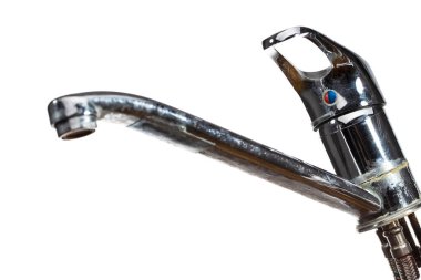 Mutfak Kullanılmış Su Musluğu 'nun kapanışı. Beyaz arka planda izole edilmiş. Yatay Çekim