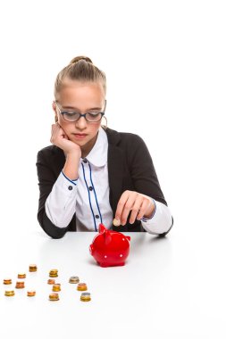 Kara Ceketli Genç Kızın Tasarruf İçin Piggybank 'a Para Koyan Portresi. Dikey Resim Kompozisyonu